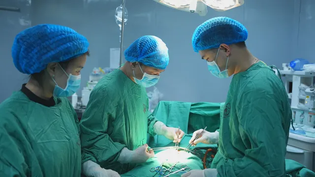 Vòng tránh thai "đi lạc" xuyên vào lòng đại tràng bệnh nhân