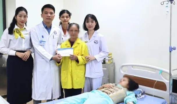 Cứu kịp thời cô gái 18 tuổi chấn thương cột sống nặng