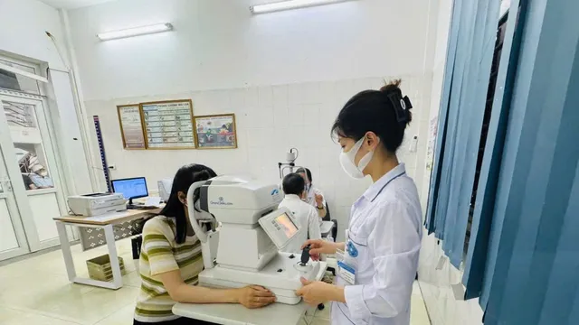 Cảnh báo rủi ro khi tự ý mua thuốc trị đau mắt đỏ