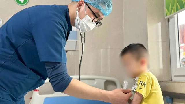 Bé 3 tuổi nguy kịch vì uống nhầm dầu hỏa