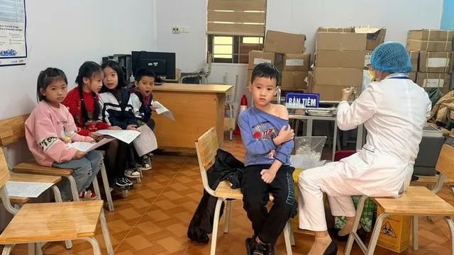 Hà Nội: Các trạm y tế triển khai tiêm chủng bù liều cho trẻ mầm non, học sinh lớp 1