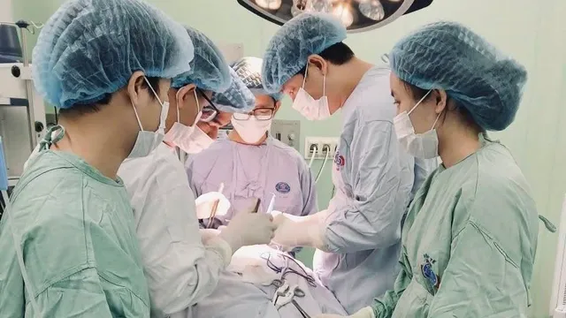 Bướu giáp lớn chèn ép khí quản, bệnh nhân 75 tuổi được cứu kịp thời