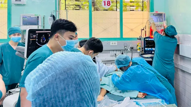 Cứu sống bé trai 5 tuổi viêm cơ tim tối cấp nhờ ECMO