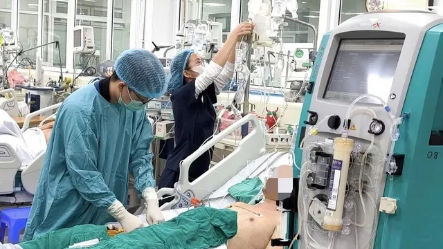 Cứu sống bệnh nhân Malaysia sốc nhiễm khuẩn, viêm phổi nặng trên nền suy tim