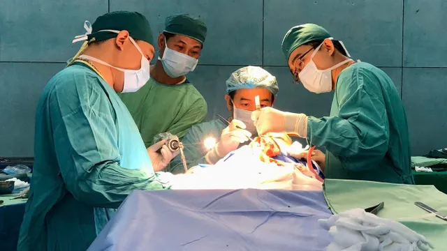 Phẫu thuật xâm lấn tối thiểu điều trị dính khớp sọ ở trẻ nhỏ