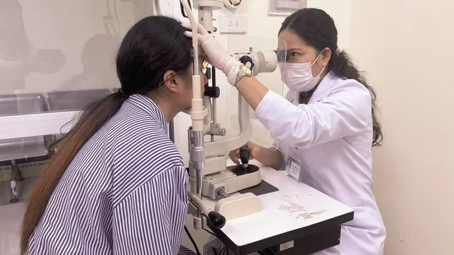 Rách giác mạc do dị vật bắn từ máy cắt cỏ