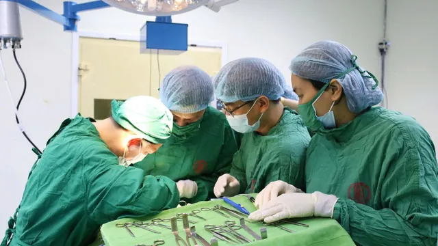 Hiếm gặp: Bé 10 tuổi nhập viện với khối u tuyến giáp chèn ép cổ