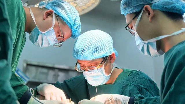 12 giờ vi phẫu nối lại 4 ngón tay gần đứt rời cho bệnh nhân trẻ