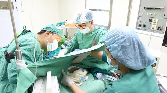 Phẫu thuật cứu trẻ sơ sinh không có hậu môn