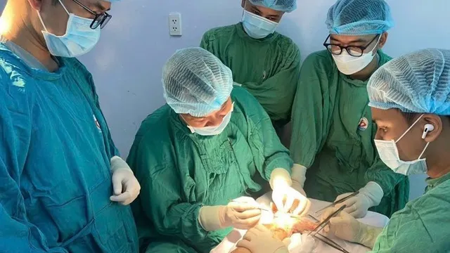 Biến chứng nặng do tiêm chất làm đầy tại cơ sở thẩm mỹ không phép