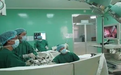 Can thiệp dị dạng phình thông động tĩnh mạch thận hiếm gặp