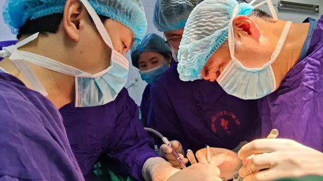 Ung thư dạ dày và đại tràng nguyên phát hiếm gặp