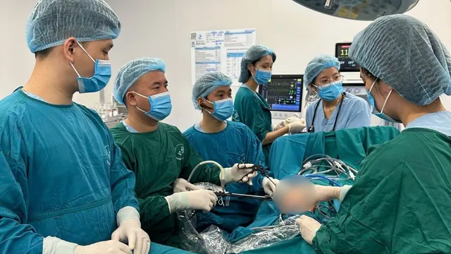 Bé trai bị thủng tá tràng sau 20 giờ đau bụng cấp