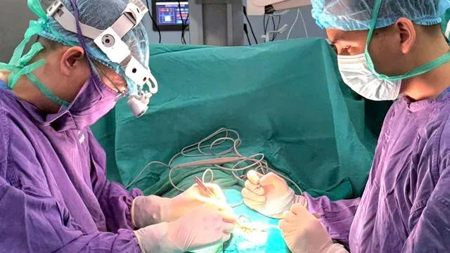 Bụng to bất thường, phát hiện ung thư tinh hoàn lạc chỗ khổng lồ