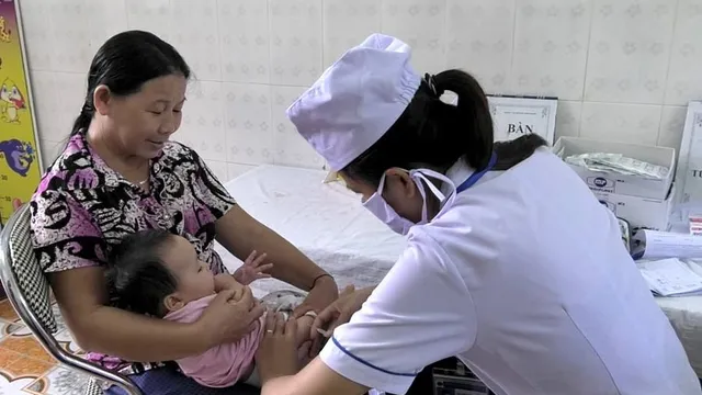 Đảm bảo tỷ lệ bao phủ vaccine bại liệt trên 95% tại cấp xã, phường