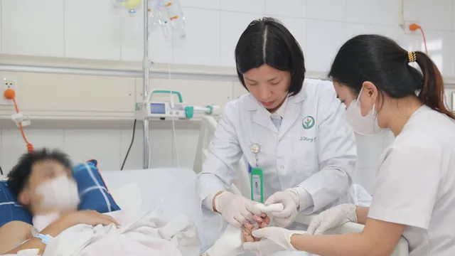 Vi phẫu nối lại bàn tay bị chém đứt rời cho bệnh nhân 19 tuổi