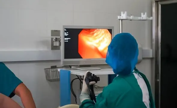 Nội soi cứu bệnh nhân nuốt đinh kim loại dài 4cm