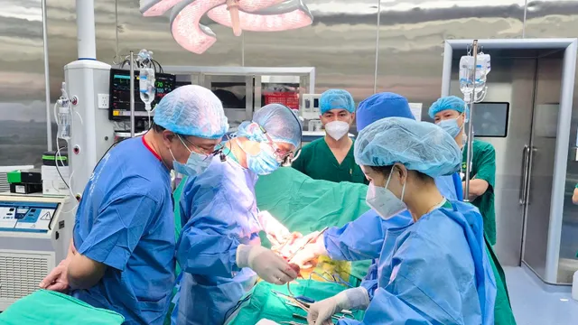 Mẹ hiến thận cứu con trai suy thận giai đoạn cuối