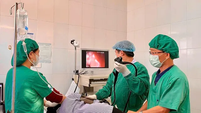 Gắp thành công sợi thép xuyên thành dạ dày bệnh nhân