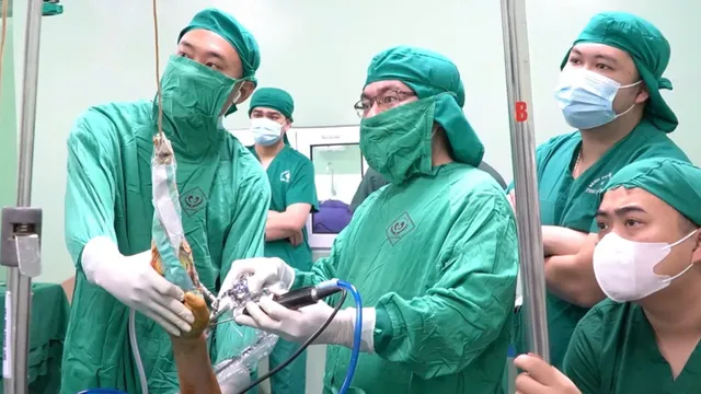 Nội soi khớp cổ tay điều trị ca viêm khớp phức tạp ở người bệnh cao tuổi