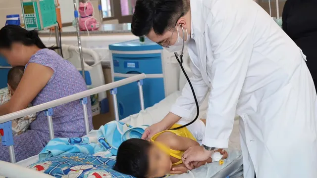 Giữ lá phổi khỏe cho trẻ trong những ngày Tết