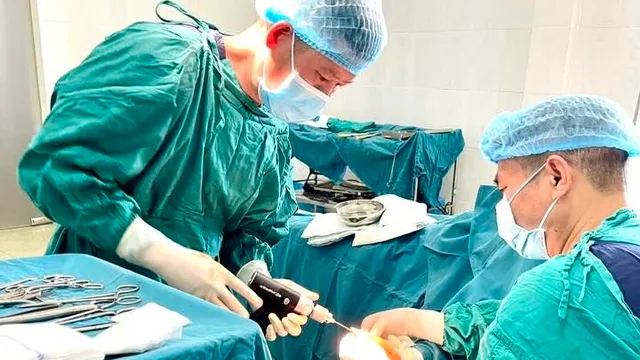 Bảo tồn ngón tay gần đứt lìa do tai nạn lao động 