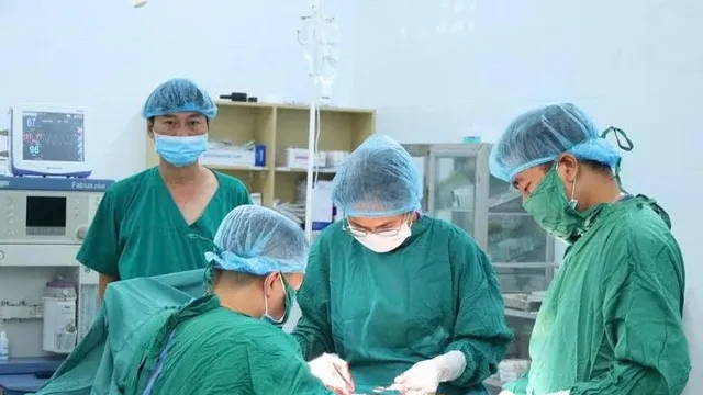 Giữ lại bàn tay bị máy cưa cắt đứt động mạch cổ tay