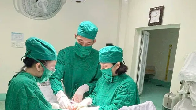 Cấp cứu bệnh nhân chửa ngoài tử cung vỡ, mất máu nặng