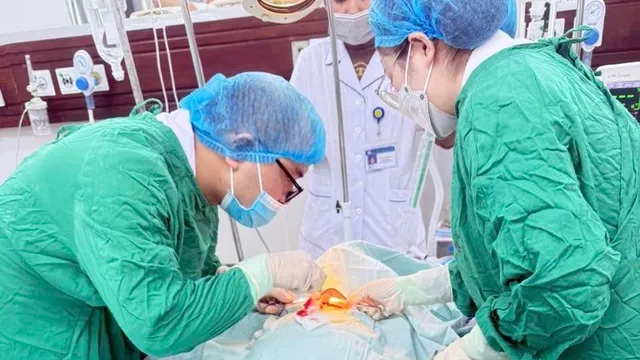 Giành lại sự sống cho cụ ông ngừng tuần hoàn ngoại viện