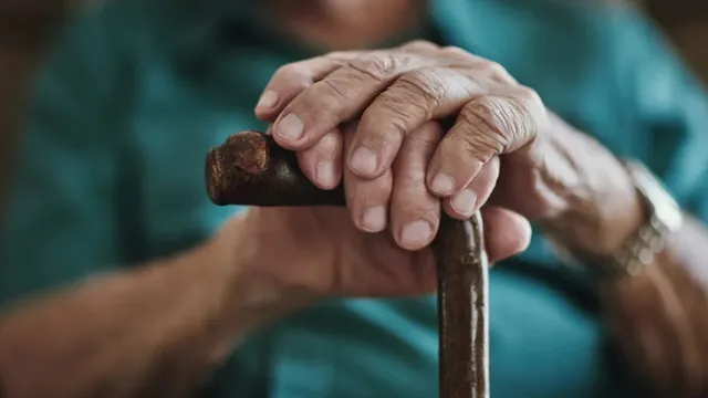 Sáng lạnh ngày Tết: Quy tắc "3 phút chậm" giúp bảo vệ tim mạch cho ông bà