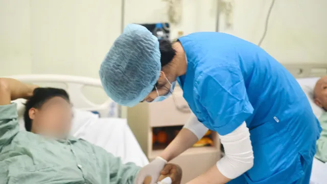 Chấn thương bàn tay do chặt thịt gà