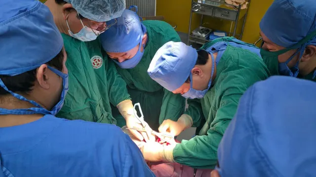 Cứu bé trai nhập viện với cây kéo đâm xuyên vùng trán