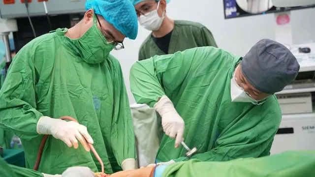 Biến dạng chi sau 4 tháng đắp lá chữa gãy xương