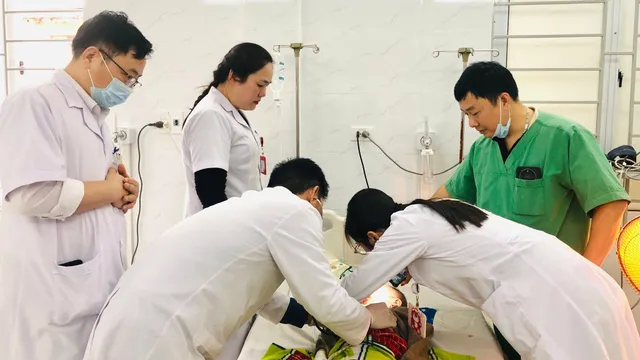 Trẻ tím tái, có dấu hiệu ngừng thở do hóc quả nhãn