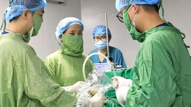 Dẫn lưu màng phổi cứu thai nhi 32 tuần nguy kịch