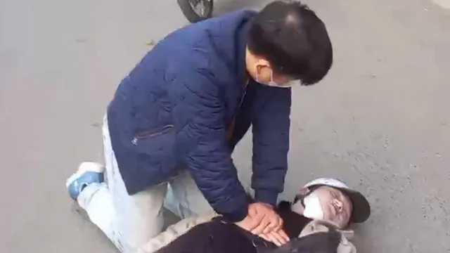 Cấp cứu kịp thời nam thanh niên ngừng tuần hoàn trên phố