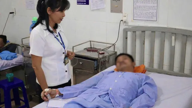 Cấp cứu hai thuyền viên mắc kẹt dưới hầm cá