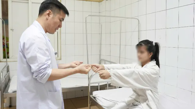 Cô gái trẻ bị đột quỵ khi đang làm việc