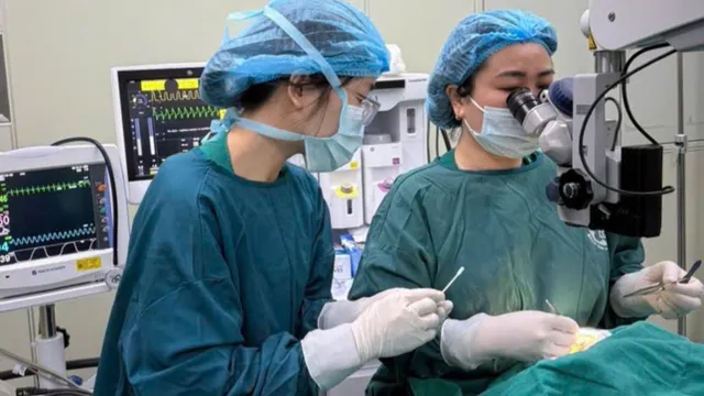 Kéo đâm vào mắt trẻ và lời cảnh báo cho phụ huynh