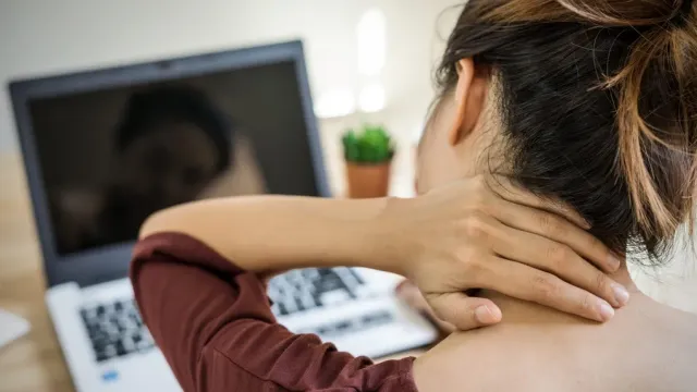 Đau cổ vai gáy gia tăng ở dân văn phòng, cảnh báo nguy cơ tổn thương thần kinh