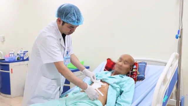 Thoát "cửa tử" sau vết thương thấu bụng do xiên thịt nướng