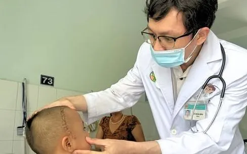 Bé 4 tuổi bị đạn ná găm vào sọ khi chơi