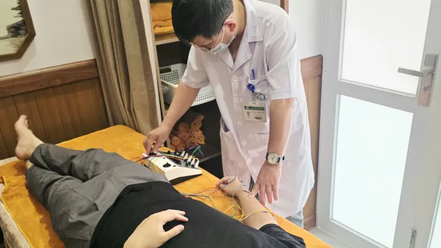 Liệt tay sau ngủ sai tư thế: Phục hồi nhờ điều trị kịp thời