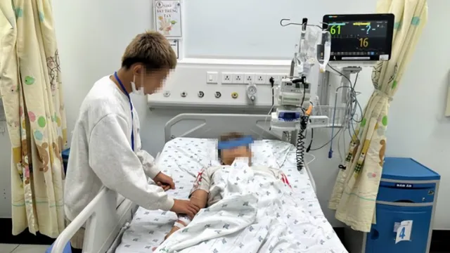 Cấp cứu bệnh nhi liệt chu kỳ do hạ kali máu hiếm gặp