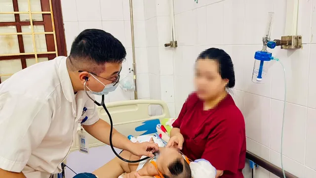 Trẻ viêm phổi nặng do RSV, bác sĩ cảnh báo không chủ quan với triệu chứng nhẹ