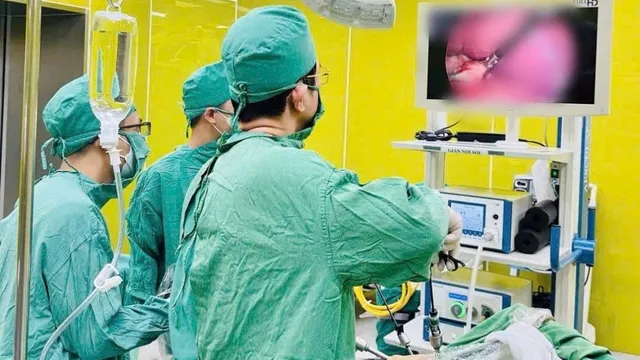 Phẫu thuật nội soi cấp cứu cứu bệnh nhân thủng dạ dày kèm viêm tụy cấp