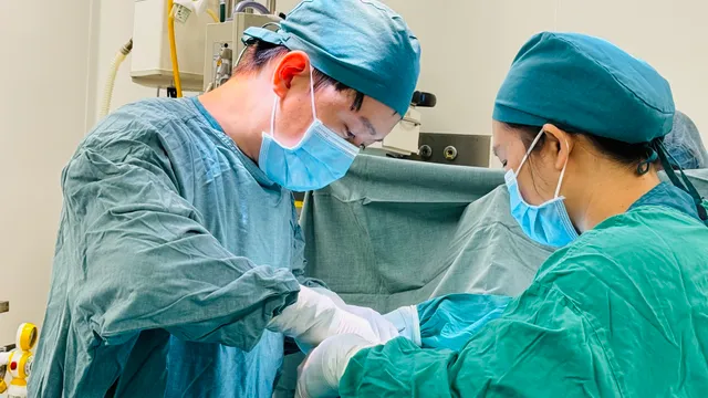 Hiếm gặp: Cứu bé gái 6 ngày tuổi bị viêm ruột thừa vỡ