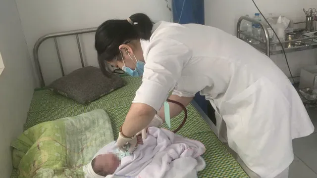 Kịp cứu mẹ con trong ca sinh non trên đường