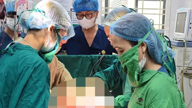 Giành sự sống cho sản phụ rau cài răng lược nặng
