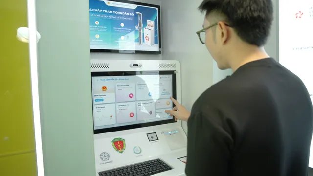 Người dân TP Hồ Chí Minh bất ngờ với Trạm Công dân số “tất cả trong một” ngay sát nhà
